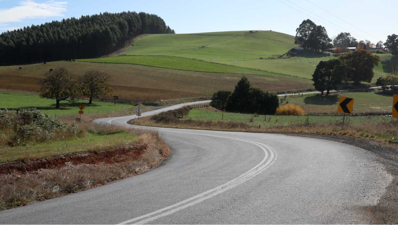 country-road-north-east-tasmania