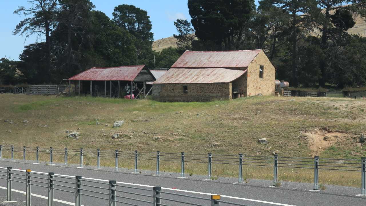 roadside-barn-tasmania