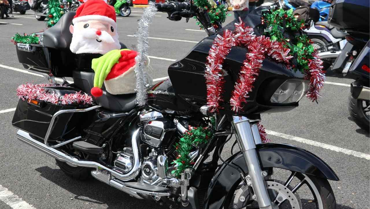 harley-with-christmas-decorations